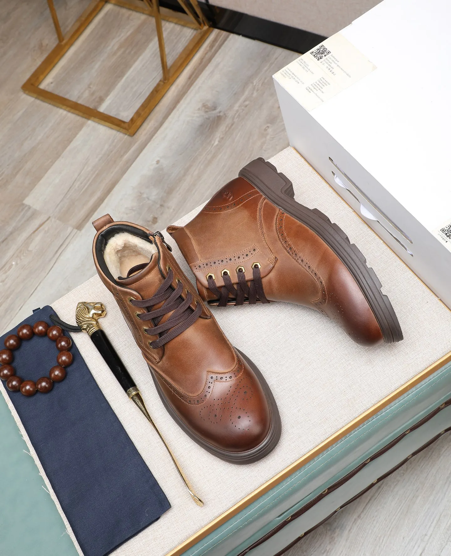 Men's shoes 💰640 (full genuine wool lining, 10% off for fake ones) Please pay attention to the quality of the original item and compare the thickness of the wool 🏮🏮 Popular UGG men's shoes from Australia's warm luxury brand, the official website is synchronized, Beckham men's style..., made of imported first-layer waxed cowhide, waxed toe cap, Australian real wool velvet lining Carefully sewn...Imported rubber Martin boots outsole (comfortable, soft, wear-resistant) The quality is really great...Exquisite workmanship, you won't be able to put it down at first sight, size 39-44 (customized in 45)